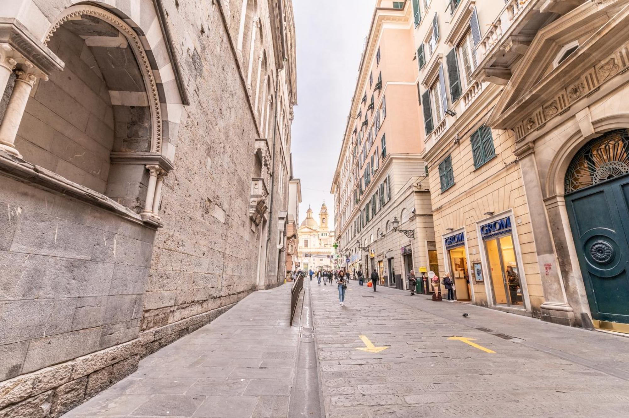 Centro Colonna-cattedrale Di San Lorenzo Genua